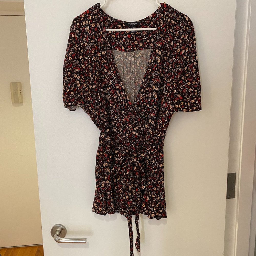 New Look Curve ditsy floral peplum wrap top in black